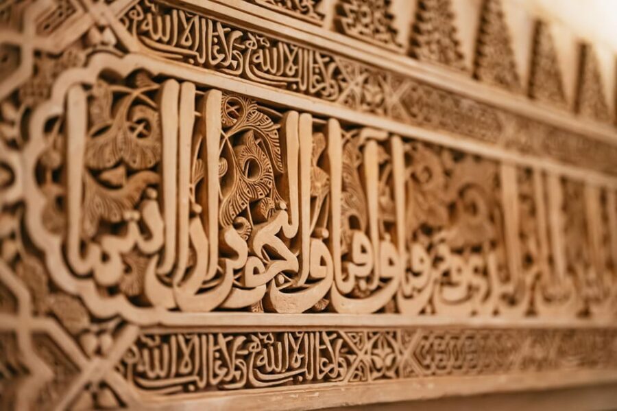 Granada: Alhambra and Nasrid Palaces Guided Tour at Night - How Group Size Changes the Whole Experience