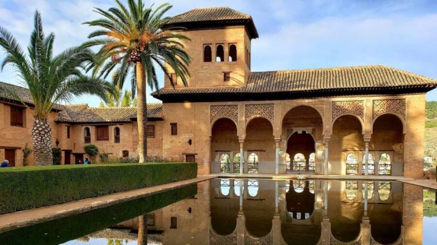 Granada: Alhambra and Nasrid Palaces Tour without Tickets - Generalife Gardens: fountains, shade, and a change of mood