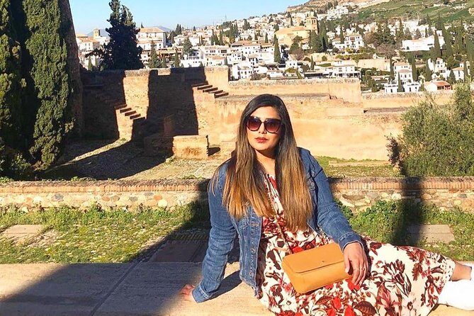 Granada: Alhambra Comlex + Nasrid Palaces + Alcazaba Guided Tour - Palace of Charles V: the short stop that gives useful context