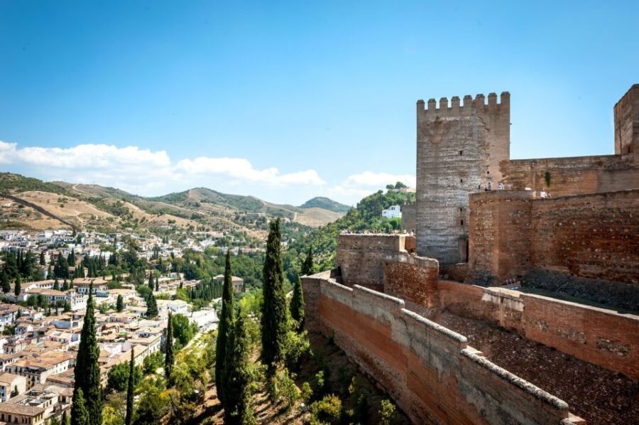 Granada: Alhambra Complex Guided Tour Options - Choosing the right option: full palaces, Alcazaba + Generalife, or Charles V exterior