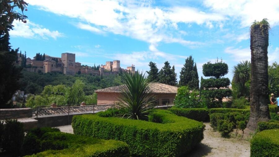 Granada: Alhambra Gardens, Generalife & Alcazaba Guided Tour - How the audio system and guide style improve the walk
