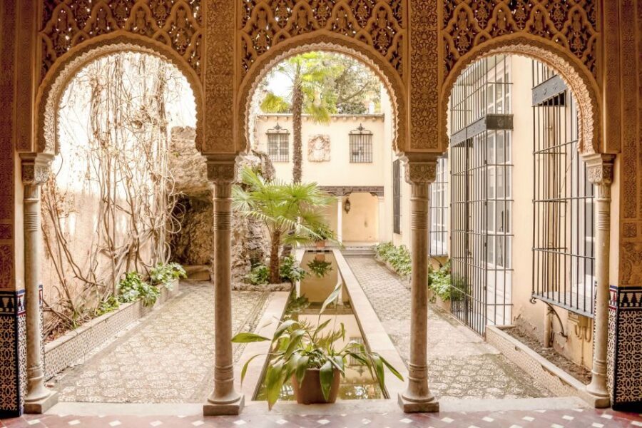 Granada: Alhambra & Gardens Tour w/Nasrid Palaces Option - Languages, group size, and what the guide brings to the experience