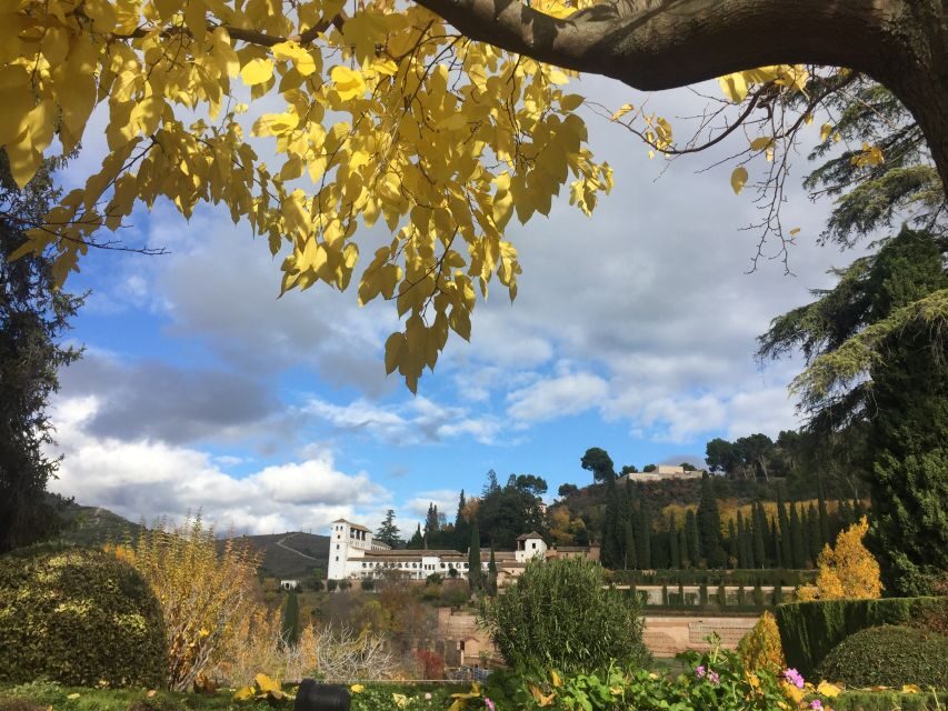 Granada: Alhambra & Generalife Fast-Track Guided Tour - Quick Reasons You’ll Like This Alhambra Fast-Track Tour