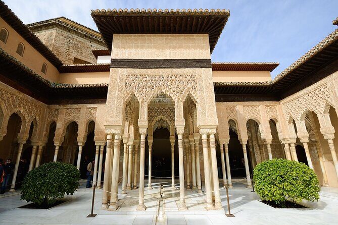 Granada: Alhambra Guided Tour including Nasrid Palaces - Generalife Gardens: Cooling Green Space With Views
