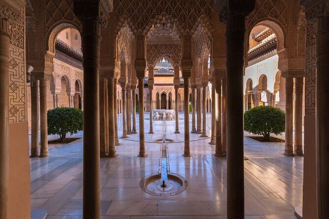 Granada: Alhambra Guided Tour including Nasrid Palaces - Palace of Charles V: A Quick Contrast That Helps Your Brain