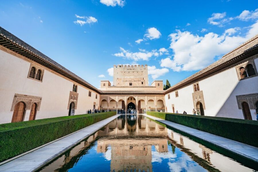 Granada: Alhambra Guided Tour with Nasrid Palaces & Gardens - Entering Alhambra without losing half your day