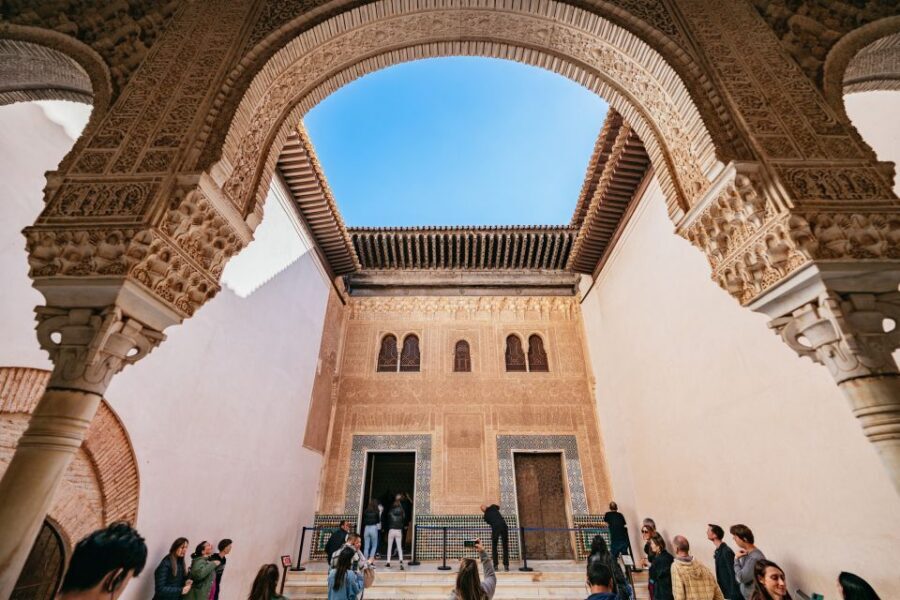 Granada: Alhambra Guided Tour with Nasrid Palaces & Gardens - What to bring (and what will slow you down)