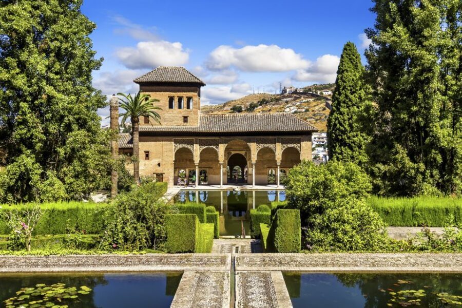 Granada: Alhambra, Nasrid Palaces, & Generalife Guided Tour - Evening options: the Alhambra lit up at night