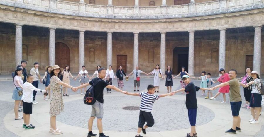 Granada: Alhambra, Nasrid Palaces, & Generalife Guided Tour - The meeting point you must not miss (La Mimbre yellow mailbox)