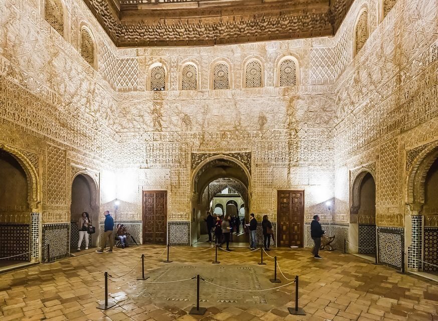 Granada: Alhambra & Nasrid Palaces Tour with Tickets - What Your Guide Actually Adds (And Why It Matters)