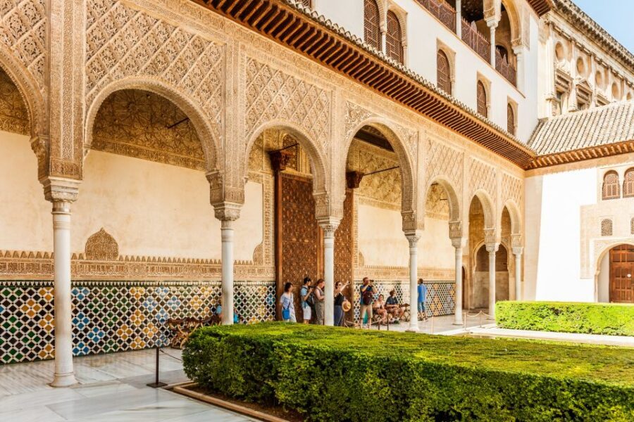 Granada: Alhambra & Nasrid Palaces Tour with Tickets - Stop 1: Generalife Gardens and Where to Start