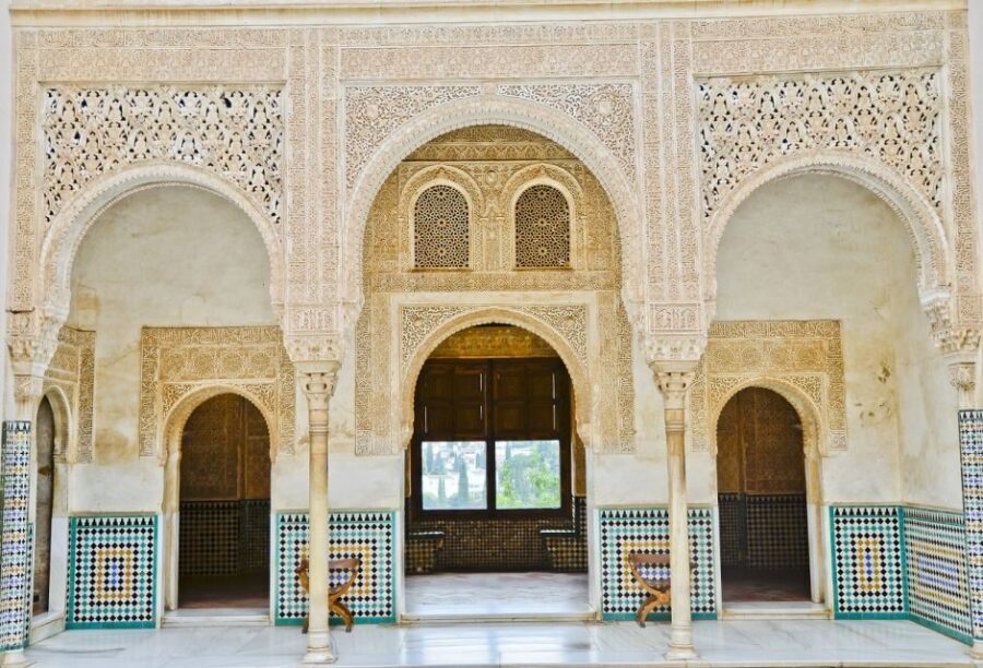Granada: Alhambra Regular Tour - Generalife: the guided walk with a 45-minute focus