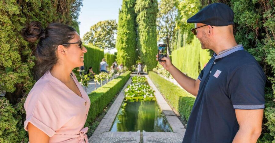 Granada: Alhambra Ticket and Guided Tour with Nasrid Palaces - Crowds and one-way paths: how to avoid feeling herded