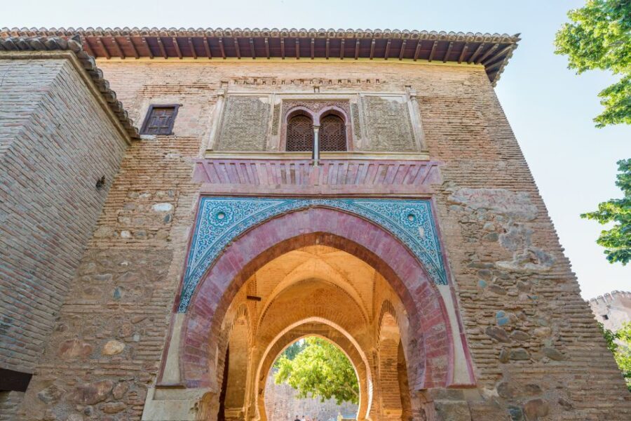 Granada: Alhambra Ticket and Guided Tour with Nasrid Palaces - Why this Alhambra tour is a smart way to do the hardest entry in town