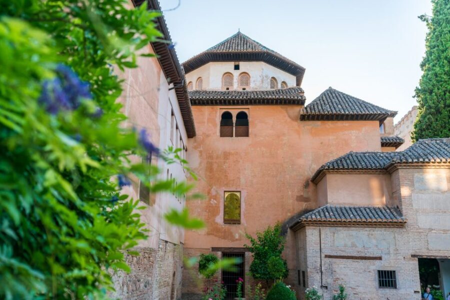 Granada: Alhambra Ticket and Guided Tour with Nasrid Palaces - After the guide: ticketless roaming and how to use it for photos