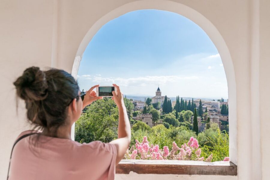 Granada: Alhambra Ticket and Guided Tour with Nasrid Palaces - Meeting at the right spot: Avda. del Generalife by the ticket office