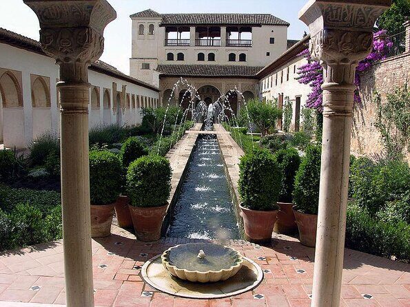 Granada Private Alhambra Tour includes Nazaries Palaces - Key things that make this tour work