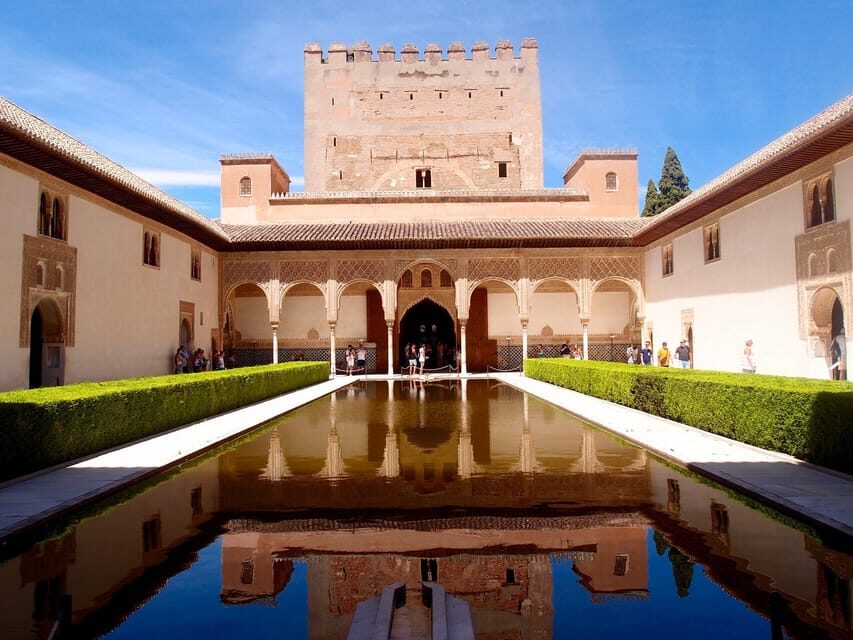 Granada: Tour of Alhambra, Generalife, and Nasrid Palaces - Getting started: meeting at P.º de la Sabica and using the clock well