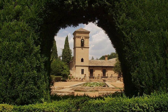 Group tour: the Alhambra of Granada - The Alhambra’s main advantage: you don’t have to decode it alone