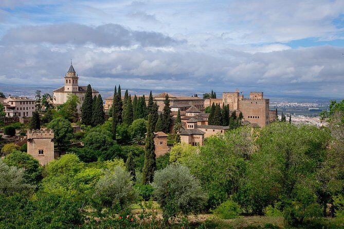Group tour: the Alhambra of Granada - Meeting point at Hotel Alixares: start easy, stay centralized