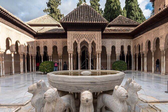 Guided tour of Alhambra and Generalife with Nasrid Palaces - Generalife gardens: where the views and water stories begin