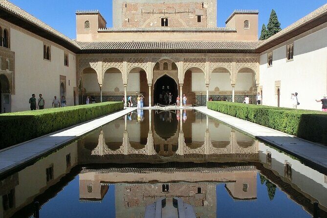 Guided tour of Alhambra and Generalife with Nasrid Palaces - Alcazaba: the original fortress and its mini-city logic