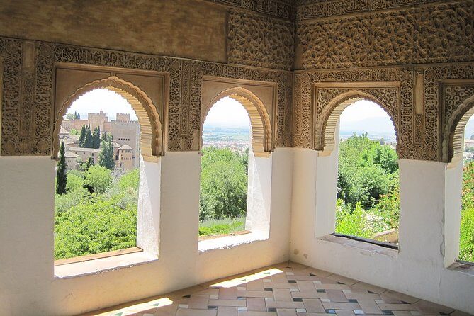 Guided tour of the Alhambra: Generalife and its gardens - Palace of Charles V: the square façade, the round interior, and the acoustic trick