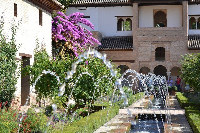Guided tour of the Alhambra: Generalife and its gardens - Generalife: Nasrid emirs, the Cerro del Sol, and gardens that have a purpose