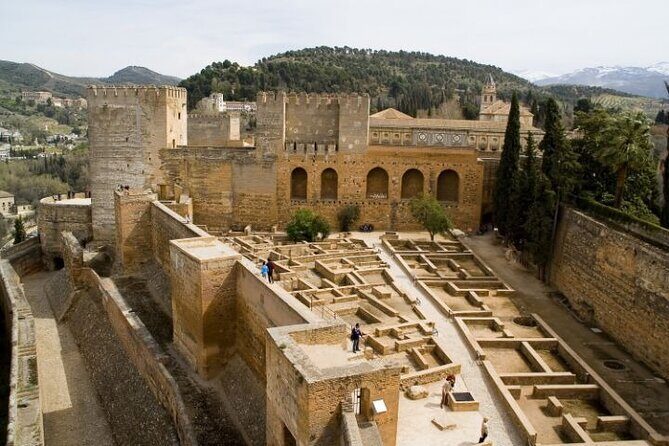 Guided tour to Alhambra with Generalife, Alcazaba and Carlos V - Calle Real de la Alhambra: covered streets and Christian layers