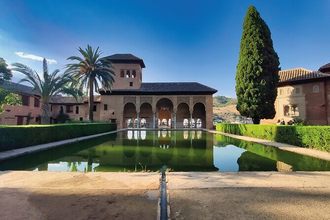 Guided visit to the Alhambra, Nasrid Palaces and Generalife - Nasrid Palaces: Comares, Mexuar, Arrayanes, and the Lions Court