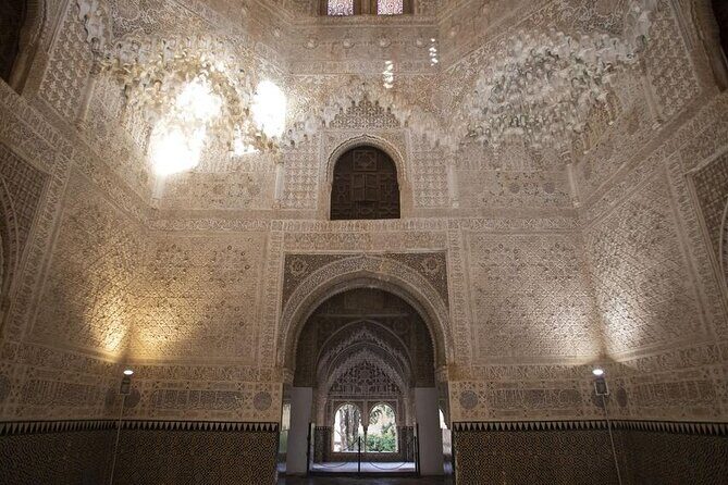Guided Walking Tour of the Alhambra in Granada - Stop 2: Nasrid Palaces and the Patio de los Leones moment
