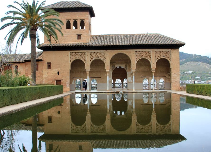 Malaga: Granada Day Trip with Alhambra, Palaces and Gardens - Generalife Gardens and the sultan’s summer palace: the calm counterpoint