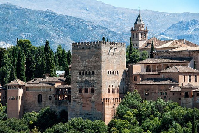 Malaga to Granada trip with Alhambra tickets included - Albaicín on foot: a guided walk plus 40 minutes to soak in viewpoints