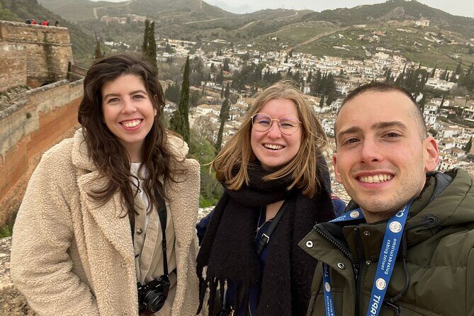 PREMIUM 2 Hour Alhambra and Generalife Tour + tickets - Alhambra in Two Hours: A smart route with tickets included