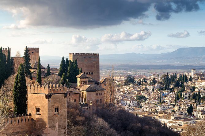 Private 3-hour Alhambra tour with tickets - Meeting point in Granada: simple start, easy navigation