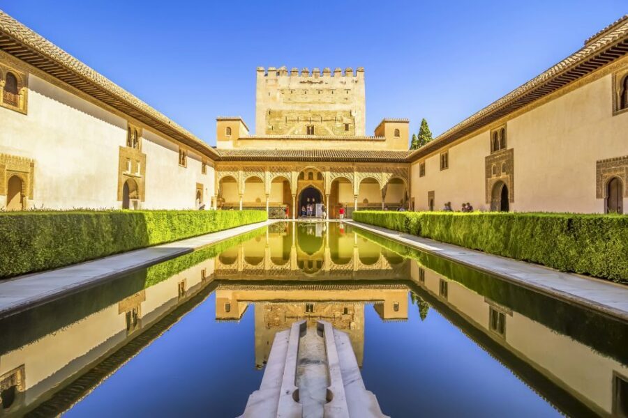 Private tour in all complete complex of Alhambra with ticket - Alcazaba: the fortress zone that explains the power behind the walls