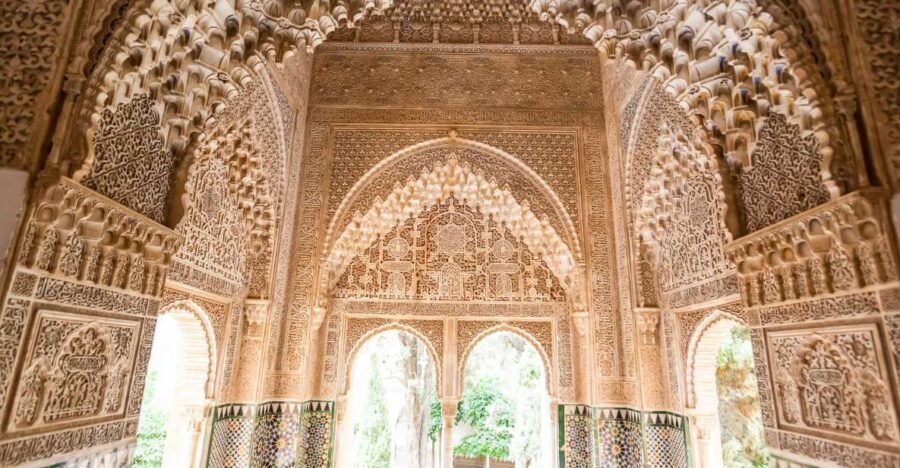 Private tour in all complete complex of Alhambra with ticket - Generalife Gardens: where the mood changes from stone to calm
