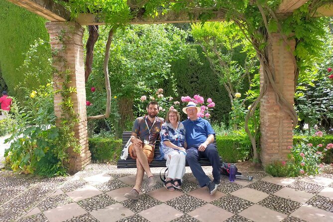 Private tour of the Alhambra entrances included - Meeting at Restaurante La Mimbre and how the 3-hour route moves
