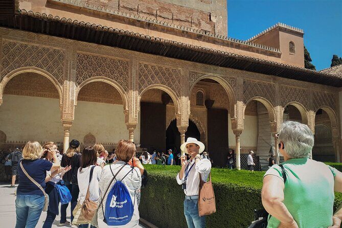 Private Tour of the Alhambra to travel back in time. NO TICKETS - Meeting point near the Patronato: start strong and plan your day