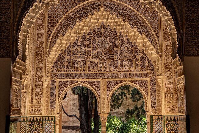 Private Tours Alhambra : Tickets & Tour Guide & Skip-the-Line - Where you meet (and why it matters for your morning)