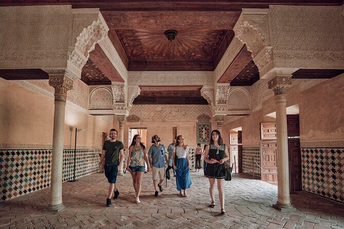 Skip The Line Alhambra and Generalife Guided Tour - Plaza de los Aljibes: Panoramas + Water Culture