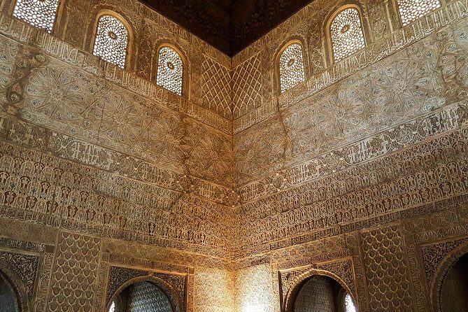 Skip the line: Alhambra Palace and Generalife Gardens Private Guided Tour - Palace of Charles V: Renaissance geometry against Moorish curves