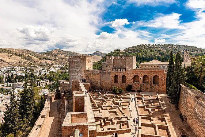 Tickets included: Alhambra Tour (Gardens, Alcazaba, Generalife) - How the Guide and Headphones Shape Your Experience
