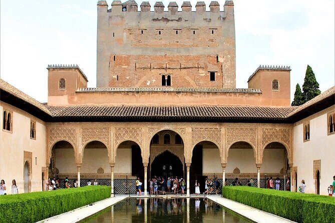 Walking tour in Alhambra, Nasrid Palaces and Generalife - Alhambra Grounds in 30 Minutes: Fort Walls and the Red City
